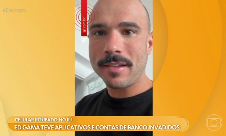 Celular roubado. Ed Gama aparece em vídeo exibido no programa Encontro, da TV Globo, relatando o roubo do celular e a invasão de aplicativos bancários. Na tela, uma legenda informa que o humorista teve contas e aplicativos de banco invadidos após o crime.